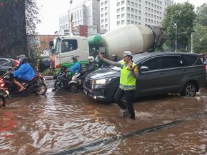 Kasat Lantas Polres Metro Jakarta Selatan Tetap Sigap Atur Lalu Lintas di Tengah Banjir Jakarta Selatan