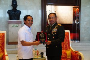 Panglima TNI Terima Kunjungan Menteri Kehutanan di Mabes TNI