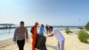 Bhabinkamtibmas Pulau Lancang Bersama Warga Gelar Kerja Bakti Bersihkan Pantai