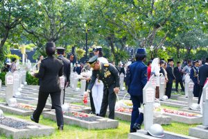 Panglima TNI Hadiri Upacara Peringatan Hari Pahlawan dan Tabur Bunga di TMPNU Kalibata