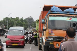 Petugas Tindak Tegas Truk Tanah Langgar Jam Operasional, 13 Truk Dikandangi, 9 Truk Diputar Balik