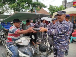 Hormati Jasa Pahlawan, Lanal TBA Bagikan Makan Siang Gratis Kepada Para Pahlawan Keluarga