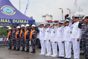 Wujud Penghormatan Kepada Para Pahlawan, Lanal Dumai Gelar Upacara Tabur Bunga di Perairan Selat Rupat