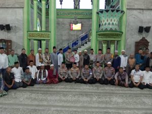 Sholat Shubuh Kapolres Metro Jakarta Utara Bersama Warga di Masjid Al Mukaromah