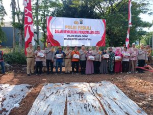 Kepedulian Polsek Kelapa Gading Bagikan Baksos Kepada Warga di RW 017 Kelapa Gading Barat