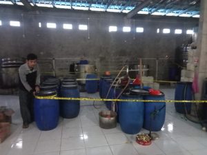 Gudang Produksi Miras di Tangsel Digrebek, 3 Jeriken Arak Disita