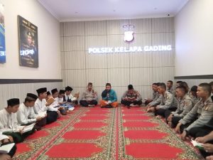 Polsek Kelapa Gading Gelar Pengajian Mingguan dan Bagikan Santunan Anak Yatim Piatu