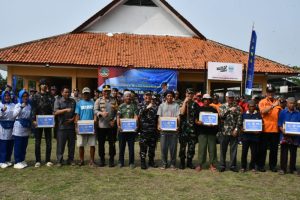 Bandung Gelar Bersih-Bersih Pantai Pangandaran dan Bakti Sosial