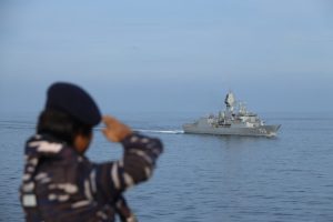 Kapal Perang TNI AL Laksanakan Farewell Pass Dengan Kapal Perang Australia