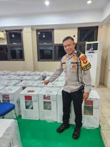 Kapolsek Johar Baru Tinjau Kotak Logistik Hasil Penghitungan Suara Pilkada di Gudang Logistik Kecamatan Johar Baru