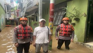 Tim SAR Brimob Polda Metro Jaya Evakuasi Warga Terdampak Banjir di Kampung Melayu