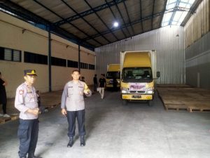 Polsek Bantar Gebang Amankan Pemindahan Kotak Suara dari Mustikajaya ke Medan Satria