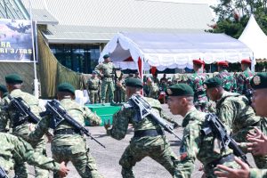 Kadisops Lanud Sultan Hasanuddin Sematkan Bravet Para Dasar Kepada Prajurit Brigif 3/Tri Budi Sakti Divisi Infanteri 3 Kostrad