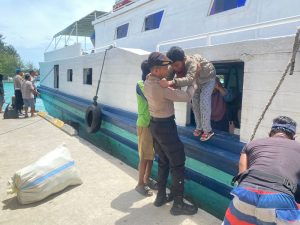 Polsek Kepulauan Seribu Gelar Pengamanan Dermaga di Pulau Kelapa, Pastikan Keselamatan dan Cegah Barang Terlarang