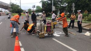 Satlantas Polres Metro Bekasi Kota Dampingi Dishub Pembuatan Marka Jalan Kanalisasi Jalur Kiri R2 di Jalan Ahmad Yani