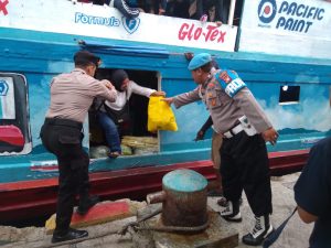 Polsek Kepulauan Seribu Utara Gelar Pengamanan Dermaga Pulau Kelapa, Pastikan Keselamatan dan Cegah Masuknya Barang Terlarang