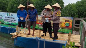 Dukung Ketahanan Pangan, Bhabinkamtibmas Lakukan Pendampingan Kepada Petani Ikan