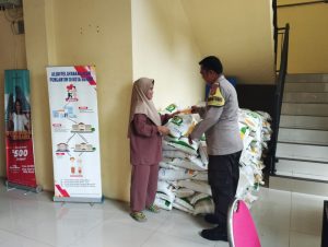 PENGAMANAN DAN MONITORING PENYALURAN BANTUAN PANGAN DI KELURAHAN SEPANJANG JAYA BERJALAN AMAN DAN LANCAR