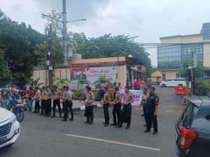 Polsek Kelapa Gading Gelar Jumat Berkah, Bagikan Nasi Kotak kepada Warga