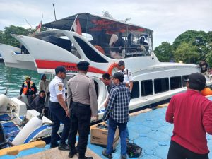 Polsek Kepulauan Seribu Selatan Gelar Pengamanan Dermaga untuk Pastikan Keselamatan dan Keamanan Wisatawan