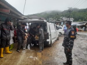 Pangkalan TNI AL Bandung Kerahkan Personel Satgas Siaga Bencana Bantu Evakuasi Korban Banjir di Desa Ciemas