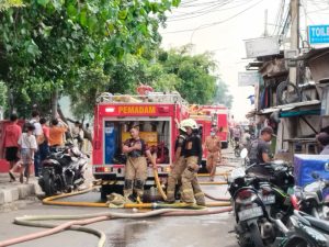 Belasan Rumah Hangus Terbakar di Kebon Kosong Kemayoran Pada Siang Hari