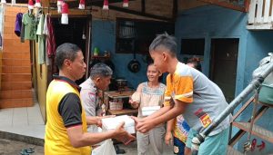 Polsek Kelapa Gading Tebar Kebaikan di Slum Area Pegangsaan Dua