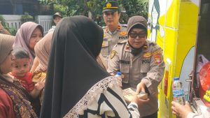 Polsek Bantar Gebang Berbagi Kebahagiaan: 300 Paket Makan dan Minum Gratis untuk Warga Cikiwul