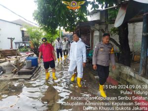 Bhabinkamtibmas Pulau Tidung Himbau Warga dan Wisatawan Antisipasi Banjir Rob