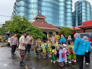 Polsek Metro Penjaringan Gelar Program Polisi Sahabat Anak, Kenalkan Tugas Polisi dan Keselamatan Berlalu Lintas kepada Anak-Anak PAUD