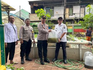 Polsek Koja Dukung Ketahanan Pangan Melalui Penyerahan Bibit Ikan di RPTRA Rasela