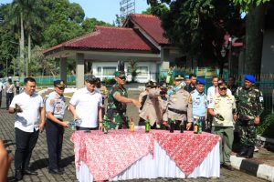 POLRES BOGOR POLDA JABAR LAKSANAKAN APEL GELAR PASUKAN OPERASI LILIN LODAYA 2024 DILANJUTKAN PEMUSNAHAN BARANG BUKTI MIRAS 