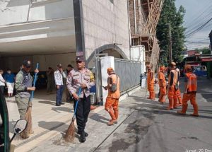 Kerja Bakti Sosial Jelang Nataru, Bhabinkamtibmas dan Tiga Pilar Bersatu Bersihkan Gereja Methodist Johar Baru