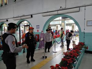 Mulai Dipadati Penumpang, Polisi Dan Anjing Pelacak Standbay di Stasiun Pasar Senen