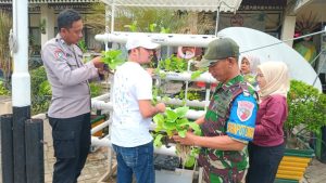 Bhabinkamtibmas Kel. Pinang Ranti tinjau dan lakukan pembinaan Poktan dalam Ketahanan Pangan 