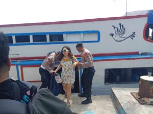 Polisi Baik Bantu Penumpang Turun dari Kapal, Polsek Kepulauan Seribu Utara Laksanakan Pengamanan Dermaga dengan Humanis