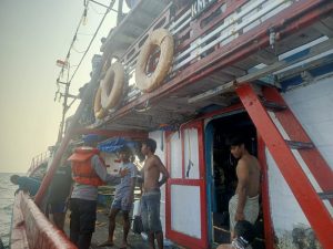 Polisi Baik Sambangi Nelayan, Satpolairud Polres Kepulauan Seribu Imbau Gunakan Life Jacket dan APAR saat Patroli Laut